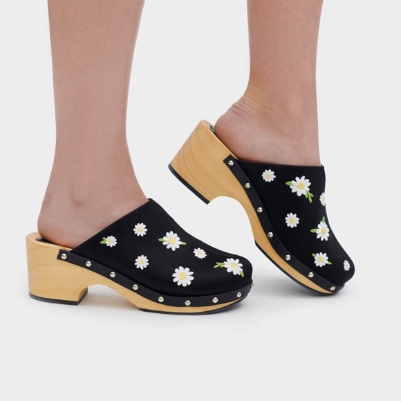 Sleeper Matilda Daisies Embroidered Clogs in Black Size 7 - Picture 2 of 12